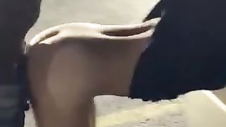 Si fa sbattere da un gruppo di neri