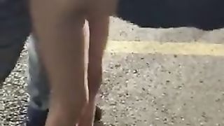 Si fa sbattere da un gruppo di neri