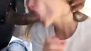 Bionda succhia il cazzo nero e sega quello bianco