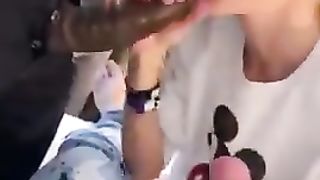 Bionda succhia il cazzo nero e sega quello bianco