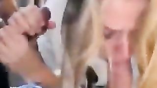 Bionda succhia il cazzo nero e sega quello bianco