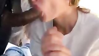 Bionda succhia il cazzo nero e sega quello bianco