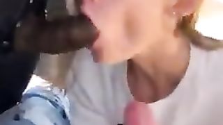 Bionda succhia il cazzo nero e sega quello bianco