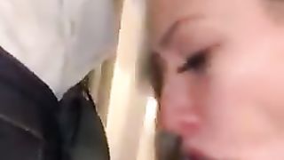 Bionda succhia il cazzo nero e sega quello bianco