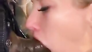 Bionda succhia il cazzo nero e sega quello bianco