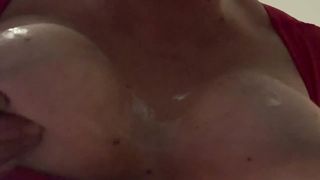 Scopata e riempita di sborra sul divano...