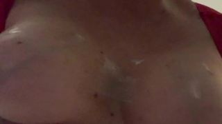 Scopata e riempita di sborra sul divano...