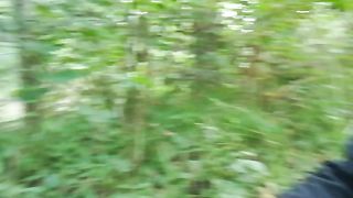 Esibizionista si sega spiando una scout nel bosco