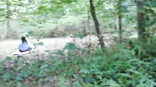 Esibizionista si sega spiando una scout nel bosco