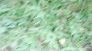 Esibizionista si sega spiando una scout nel bosco