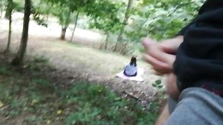 Esibizionista si sega spiando una scout nel bosco