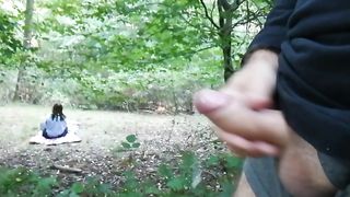 Anteprima del video: Esibizionista si sega spiando una scout nel bosco
