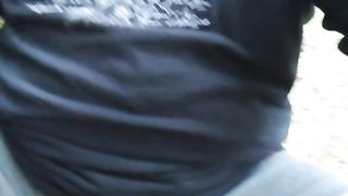 Esibizionista si sega spiando una scout nel bosco