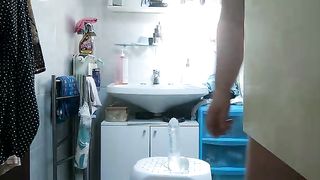 Mia moglie cavalca un grosso dildo da 23 cm