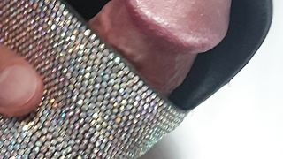 Anteprima del video: Sborro dentro le ciabatte