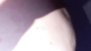 Lui la masturba con un vibratore