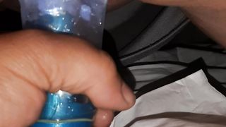 Lui la masturba con un vibratore