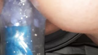 Lui la masturba con un vibratore