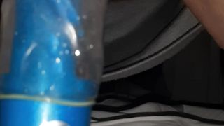 Lui la masturba con un vibratore