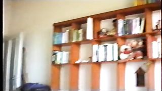 Masturbata nella figa pelosa con una bottiglia