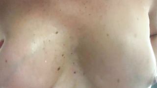 Che bello massaggiarsi le tette piene di sborra...