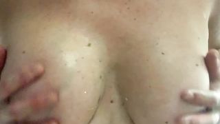 Che bello massaggiarsi le tette piene di sborra...