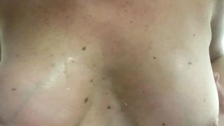 Che bello massaggiarsi le tette piene di sborra...