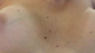 Chi vuole giocare con le mie tette?