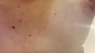 Chi vuole giocare con le mie tette?