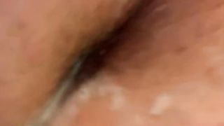 La penetro con un dildo...