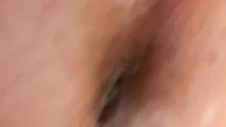 La penetro con un dildo...