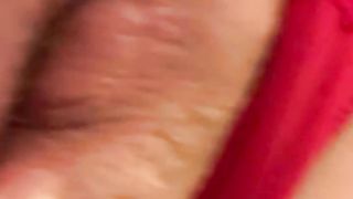 La penetro con un dildo...