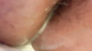 La penetro con un dildo...