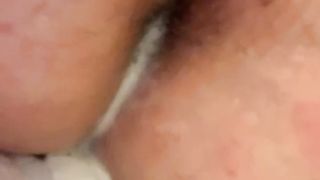 La penetro con un dildo...