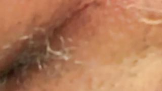 La penetro con un dildo...