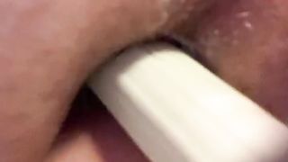 La penetro con un dildo...