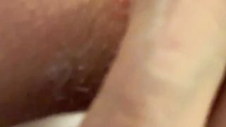 La penetro con un dildo...