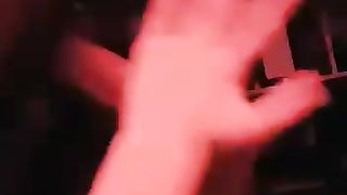 Ragazza succhia fino all'ingoio