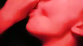 Ragazza succhia fino all'ingoio