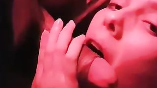 Ragazza succhia fino all'ingoio