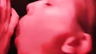 Ragazza succhia fino all'ingoio