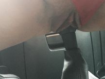 La mia troia cavalca il cambio dell'auto