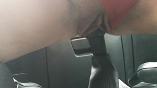 Anteprima del video: La mia troia cavalca il cambio dell'auto