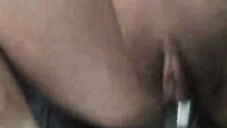 Francesina si masturba in un parcheggio con la leva del cambio