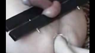 Fisting e pompino con palle nella morsa