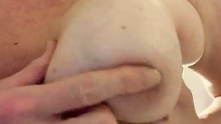 Gioco con i capezzoli duri