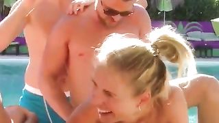 Anteprima del video: Festa in piscina si trasforma in un'orgia