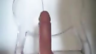 Si incula da sola con un mega dildo...