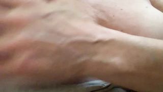 Mi massaggio le tette leggendo come mi insultate...