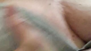 Mi massaggio le tette leggendo come mi insultate...